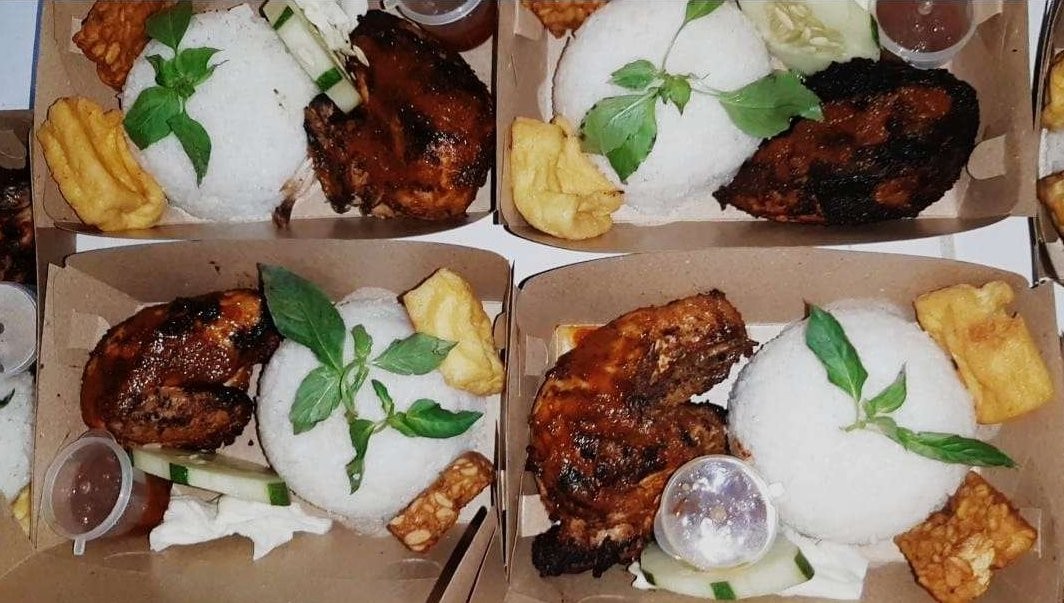 Menu paket nasi ayam bakar komplit. (Foto: Dokumentasi pribadi)