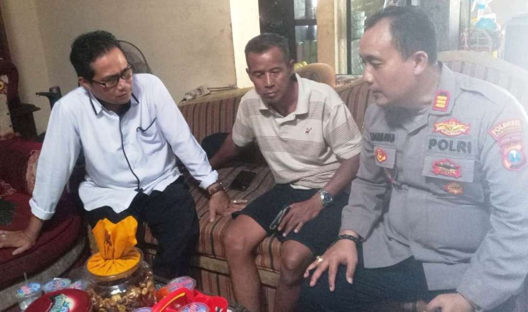 Kapolsek Cluring, AKP Eko Darmawan, memberikan pembinaan pada AS. (Foto: Istimewa)