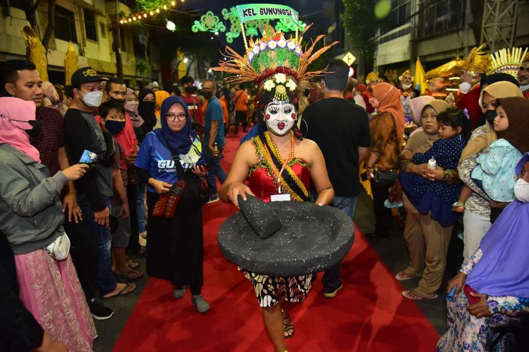 Festival Rujak Uleg tahun ini yang menampilkan 3 cobek besar. (Foto: Humas Pemkot Surabaya)