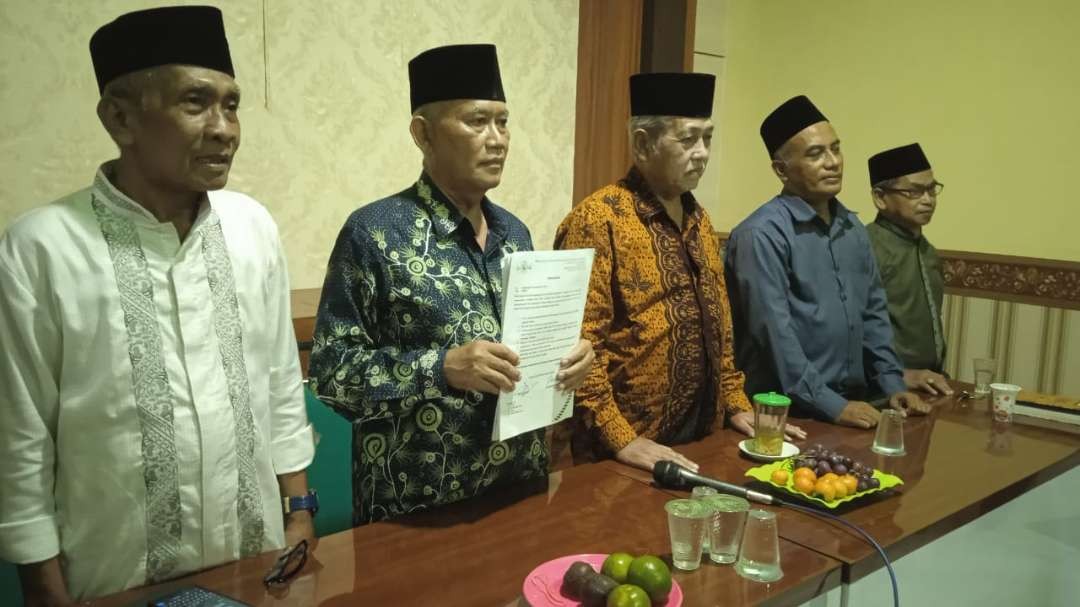 Ketua PC NU Lamongan, Supandi Awaludin didampingi jajaran pengurus saat jumpa pers menyikapi kasus perusakan fasilitas PCNU oleh gerombolan pemuda bermotor. (Foto: Imron Rosidi/Ngopibareng.id)