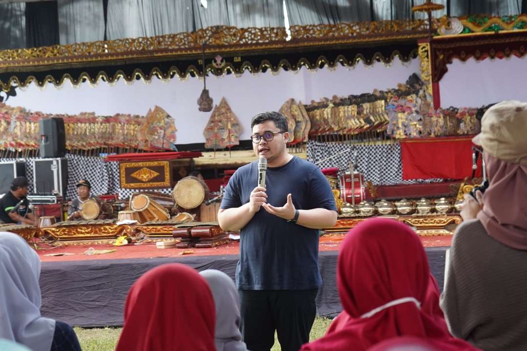 Bupati Kediri Hanindhito Himawan Pramana memberikan HP kepada salah satu warga Kecamatan Papar karena setia melihat pagelaran selama 3 hari. (Foto: Istimewa)