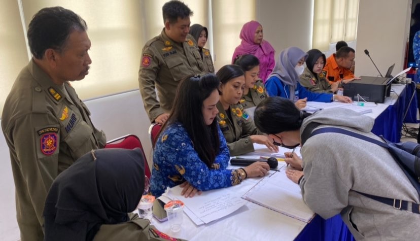 Proses pendataan pedagang yang terdampak kebakaran Gedung Malang Plaza (Foto: Lalu Theo/Ngopibareng.id)