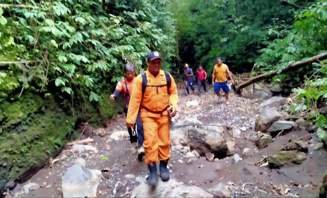 Petugas SAR gabungan melalukan pencarian korban di dasar jurang. (Foto: Istimewa)