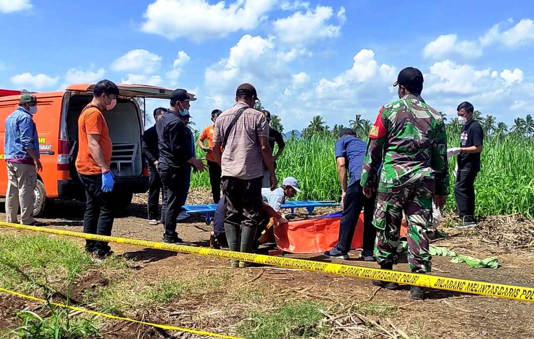 Proses evakuasi mayat korban dari lokasi kejadian (foto: istimewa)