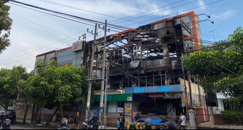 Kondisi Gedung Malang Plaza, usai terjadinya kebakaran pada 2 Mei 2023. (Foto: Lalu Theo/Ngopibareng.id)