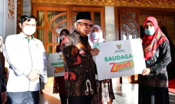 Wapres Ma'ruf Amin menyerahkan bantuan modal usaha dari Program Zmart BAZNAS. (Foto: BPMI Setwapres)