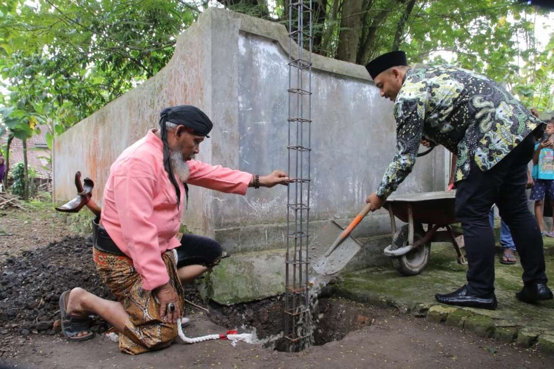 Bupati Ngawi Ony Anwar Harsono, saat hadir dalam peletakan batu pertama pembangunan Pendopo Keraton Gadhing, Dusun Gendingan Lor, Gendingan, Widodaren, Kamis 4 Mei 2023. (Foto: dok Kominfo)