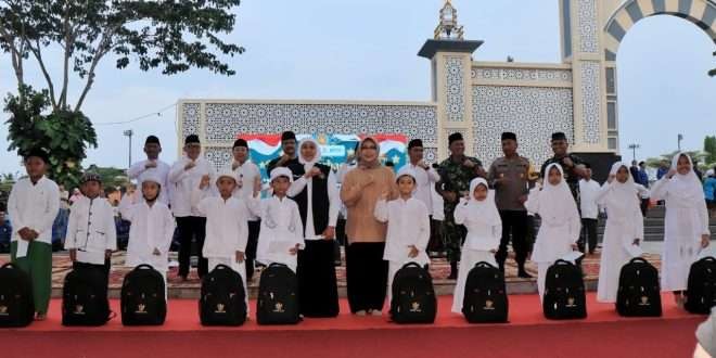 Walikota Pasuruan Saifullah Yusuf dan Gubernur Jawa Timur dalam acara penyerahan santunan untuk anak yatim. (Foto: Humas Pemkot Kota Pasuruan)