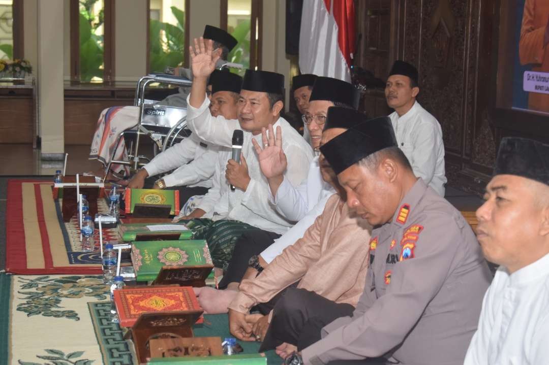 Keterangan Foto: Bupati Lamongan Yjbtonur Efendi saat khotmil Qur an si Pendapa Lokatantra Pemkab Lamongan. (Foto: Istimewa)