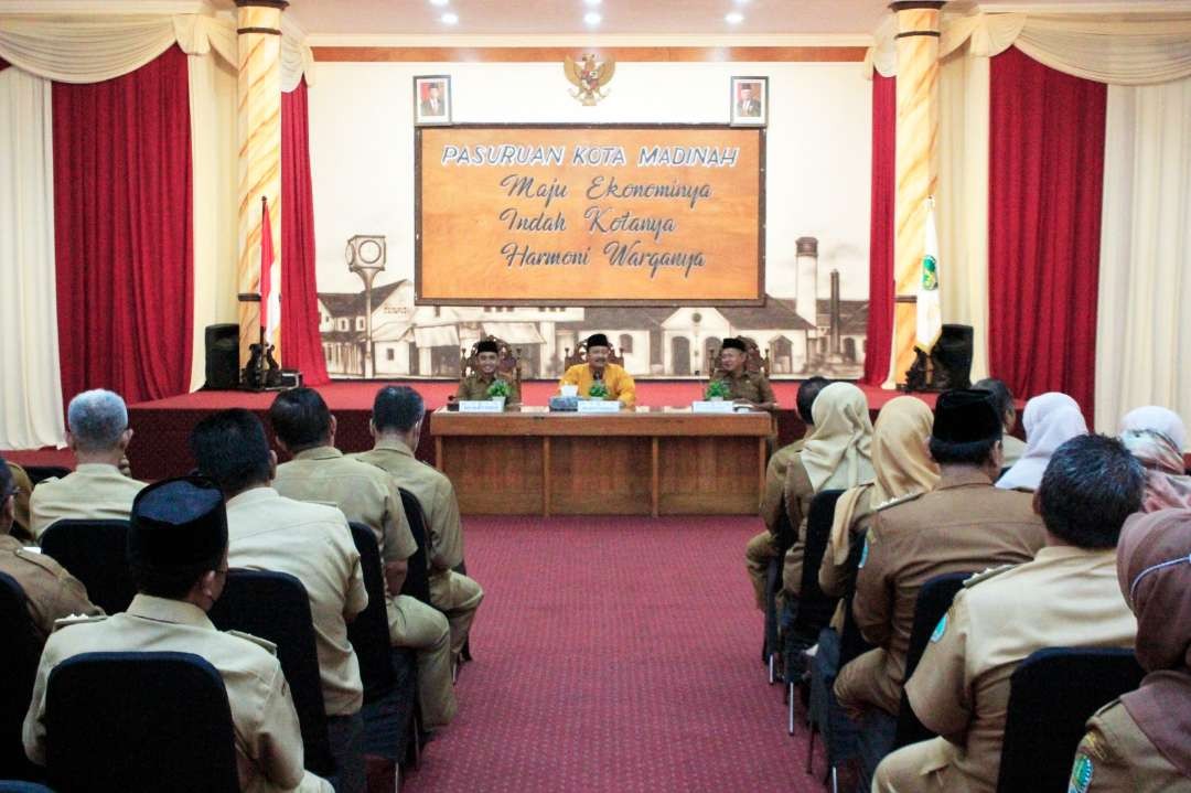 Sehari menjelang masa cuti lebaran, Walikota Pasuruan Saifullah Yusuf atau yang akrab disapa Gus Ipul, mengumpulkan para kepala perangkat daerah, camat, dan lurah dalam sebuah rapat dinas yang diselenggarakan di Gedung Gradika, Selasa 18 April 2023. (Foto: Humas Pemkot Kota Pasuruan)