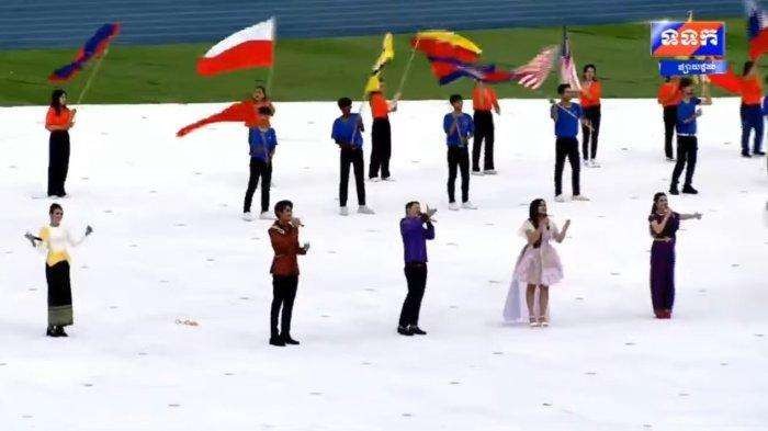 Bendera Indonesia terbalik di pembukaan SEA Games Kamboja. (Foto: Ant)