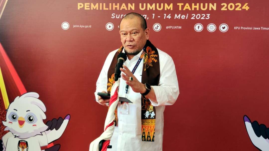 Ketua DPD RI, AA LaNyalla Mahmud Mattalitti, usai mendaftar Bacalon DPD RI di Kantor KPU Jatim, Surabaya, Jumat 5 Mei 2023. (Foto: Fariz Yarbo/Ngopibareng.id)