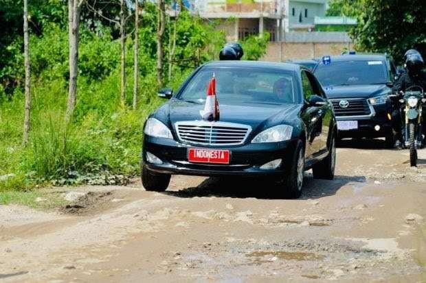 Mobil Presiden Jokowi bersama rombongan Paspampres mobil trail,melintasi jalan rusak saat kunjungan ke Lampung Selatan, Jumat 5 Mei 2023. (Foto: Biro Pers Setpres)