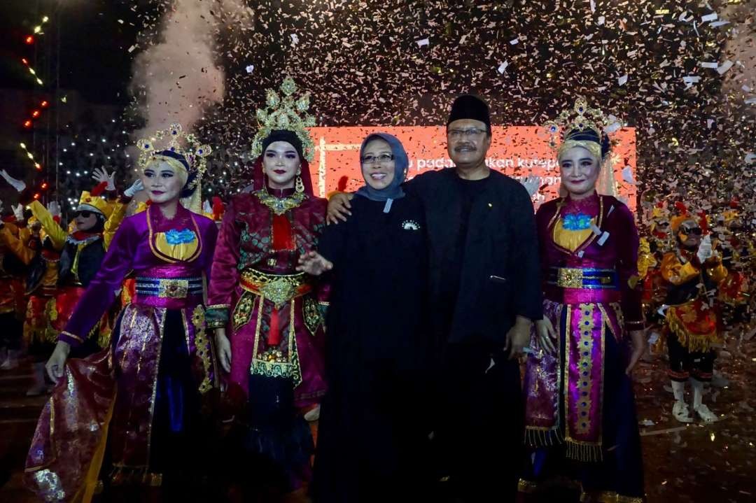 Pemerintah Kota Pasuruan menggelar Festival Padang Bulan dalam rangka menyongsong Hari Raya Idul Fitri 1444 H di GOR Untung Suropati, Kota Pasuruan, Sabtu 16 April 2023. Festival ini dibuka langsung oleh Walikota Pasuruan Saifullah Yusuf (Gus Ipul) yang diawali dengan santunan anak yatim. (Foto: Humas Pemkot Pasuruan)