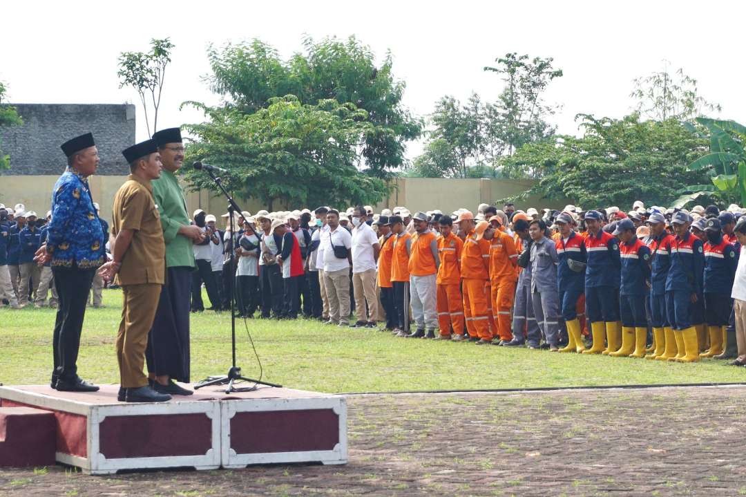 Walikota dan Wakil Walokota Kota Pasuruan membagikan ribuan paket sembako kepada Tenaga Harian Lepas (PHL) dan tenaga kontrak di lingkungan pemerintah Kota Pasuruan, Senin 17 April 2023 di halaman gedung kesenian Kota Pasuruan.