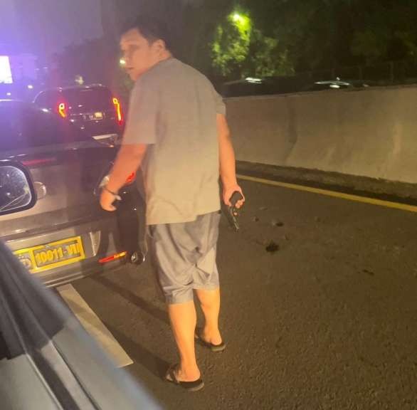 Seorang pengemudi membawa pistol dan memukul sopir lain di Tol Tomang. (Foto: PMJ/Tangkapan Layar).