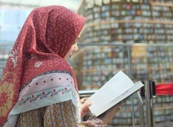 Seorang Muslimah sedang membaca Al-Quran khususnya pada Ayat Kursi. (Foto: ilustrasi)