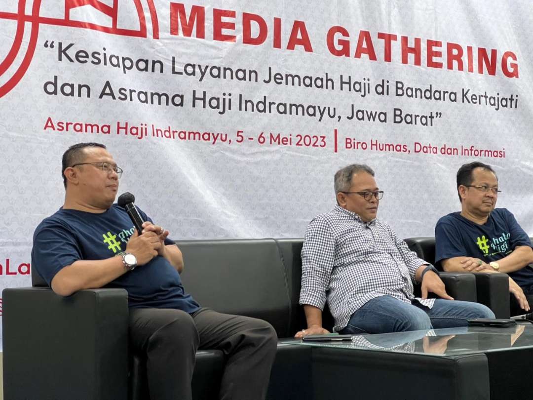 Direktur Layanan Haji Dalam Negeri Kemenag Saiful Mujab (kiri) pastikan asrama haji Indramayu siap layani keberangkatan dan kepulangan 8.968 jemaah. (Foto: Dok Kemenag)