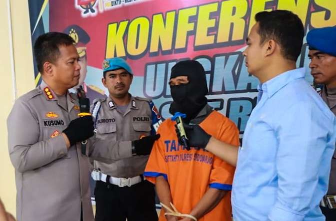 Tersangka AEH diinterogasi Kapolresta Sidoarjo terkait pencabulan anak kandungnya sendiri. (Foto: Aini Arifin/Ngopibareng.id)