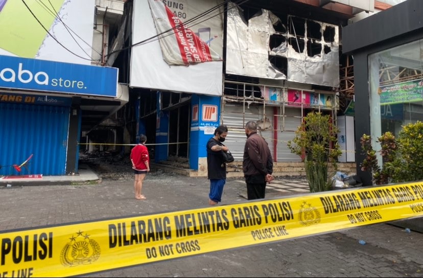 Gedung Malang Plaza usai kebakaran, pada 2 Mei 2023. (Foto: Lalu Theo/Ngopibareng.id)