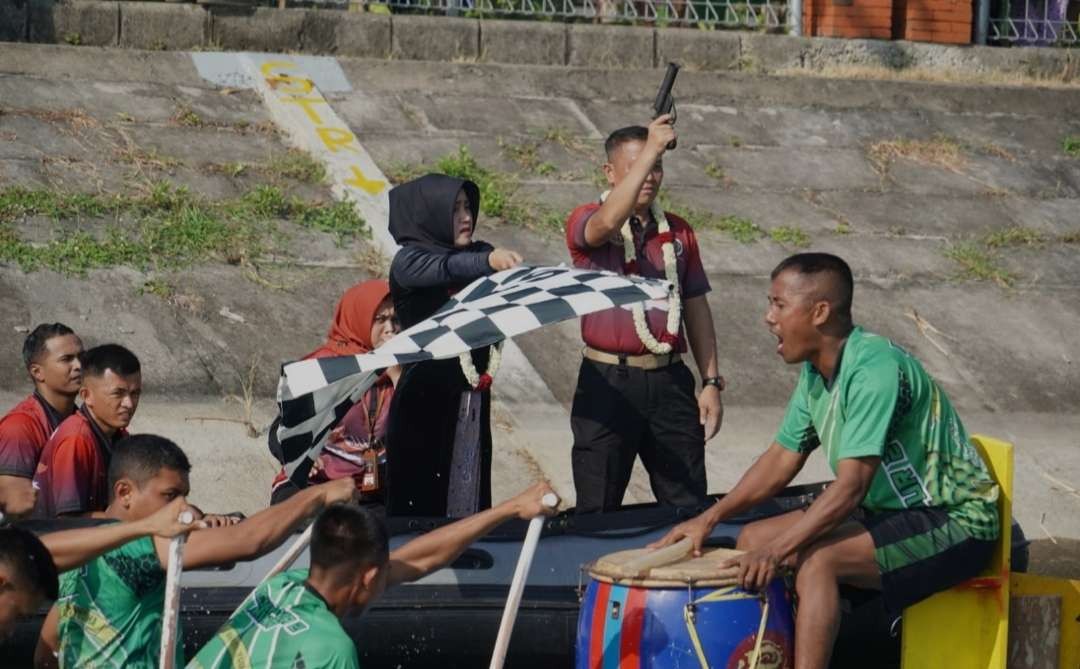 Pembukaan lomba dayung perahu Majapahit dalam rangka HUT ke-22 Pasmar 2, dan HUT ke-703 Kabupaten Mojokerto, Sabtu 6 Mei 2023. (Foto: Deni Lukmantara/Ngopibareng.id)