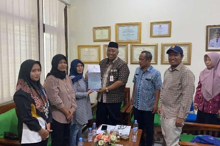 Kepala Kesbangpol Kabupaten Tuban menyampaikan LHP atas laporan pertanggungjawaban penerimaan dan pengeluaran dana banpol tahun anggaran 2022 dari BPK kepada perwakilan partai (Foto: Dok Bakesbangpol Tuban)