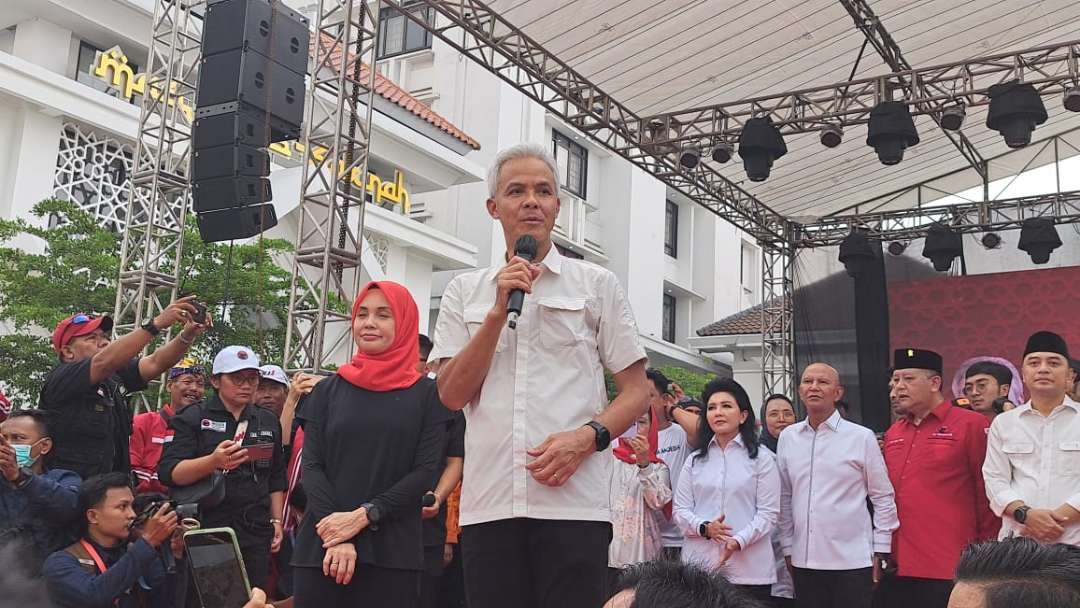 Gubernur Jawa Tengah sekaligus calon Presiden Ganjar Pranowo disambut ratusan warga termasuk Walikota Surabaya Eri Cahyadi Balai Pemuda (Balpem) Surabaya, siang ini Sabtu, 6 Mei 2023.(Foto: Pitasari/Ngopibareng.id)