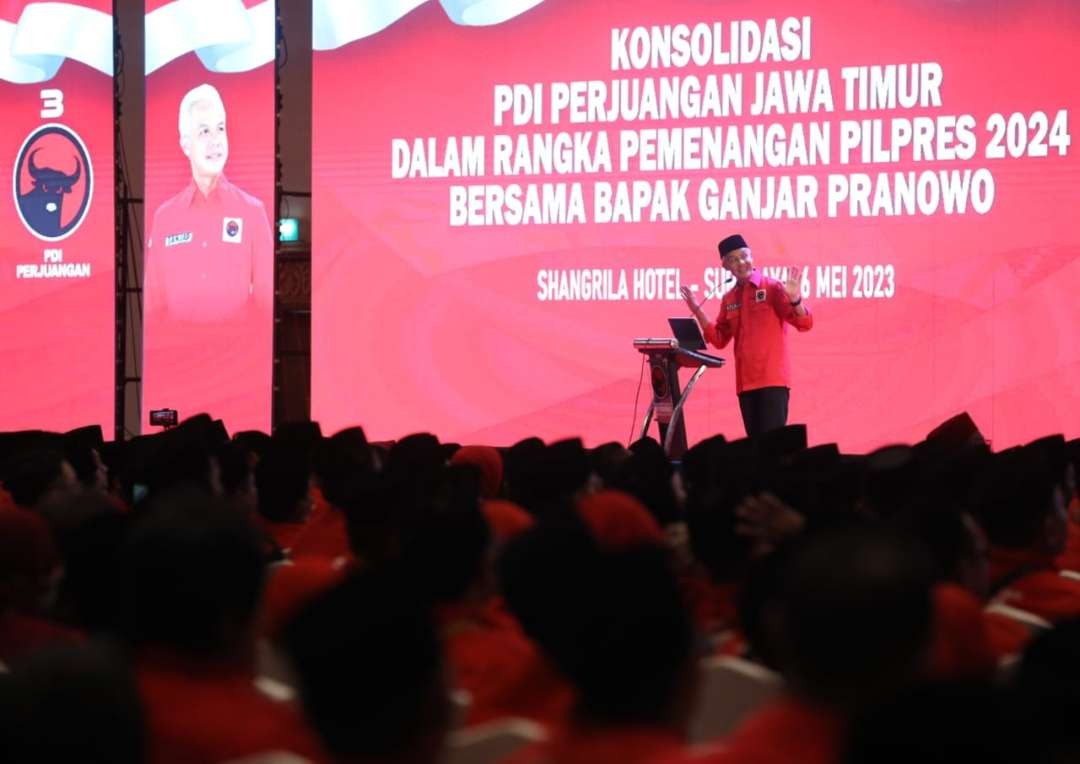 Calon Presiden PDIP sekaligus Gubenur Jawa Tengah, Ganjar Pranowo membakar semangat ribuan kader PDIP Jatim. Dalam acara konsolidasi internal tiga pilar partai di Hotel Sangri-La Surabaya, Sabtu 6 Mei 2023. (Foto: istimewa)