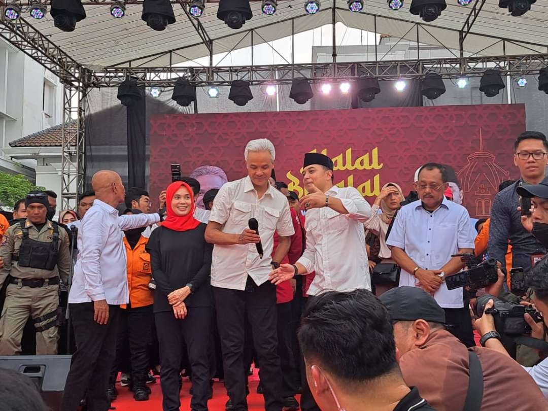 Gubernur Jawa Tengah sekaligus calon Presiden Ganjar Pranowo  dan Walikota Surabaya Eri Cahyadi, tengah disambut ratusan warga di Balai Pemuda (Balpem) Surabaya, siang ini Sabtu, 6 Mei 2023.(Foto: Pitasari/Ngopibareng.id)