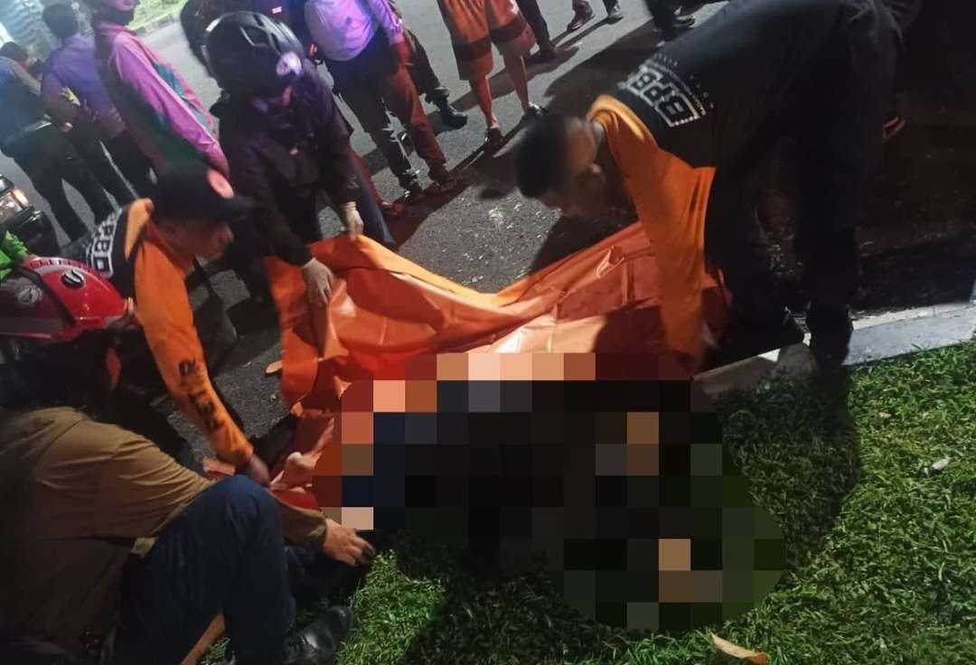 Kecelakaan maut yang terjadi di Jalan Manyar Kertoarjo menyebabkan satu orang tewas. (Foto: Instagram Call112 Surabaya)