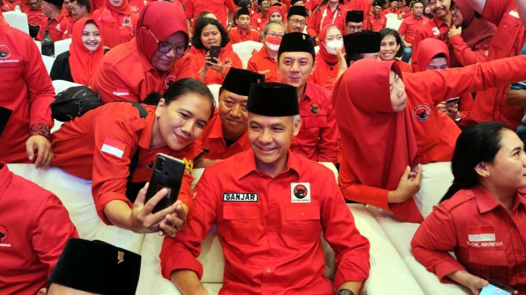 Capres PDI Perjuangan, Ganjar Pranowo menerima permintaan foto bareng dalam acara Konsolidasi DPD PDI Perjuangan Jatim di Hotel Shangri-La, Surabaya, Sabtu 6 Mei 2023. (Foto: Fariz Yarbo/Ngopibareng.id)