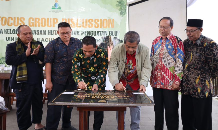 Bupati Lumajang Thoriqul Haq saat peletakan batas Kawasan Hutan Dengan Tujuan Khusus (KHDTK) di Desa Kandang Tepus, Senduro, Jumat 5 Mei 2023. (Foto: Kominfo Lumajang)