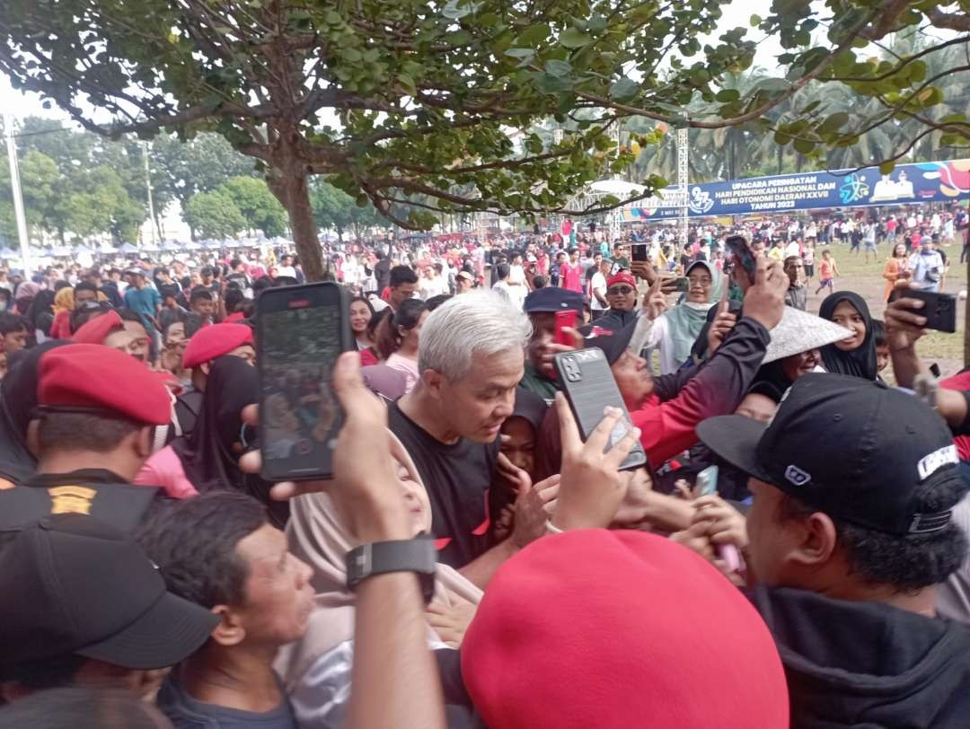 Ganjar Pranowo saat berkunjung ke Alun-alun Jember (Foto: Rusdi/Ngopibareng.id)