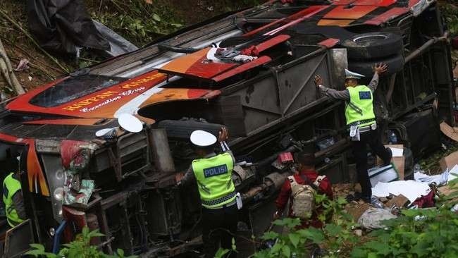 Bus pariwisata yang membawa rombongan jamaah majelis taklim Masjid Baitul Hanif Kayu Gede Pakujaya, Serpong Tangerang Selatan mengalami kecelakaan. (Foto: Tangkapan layar video)