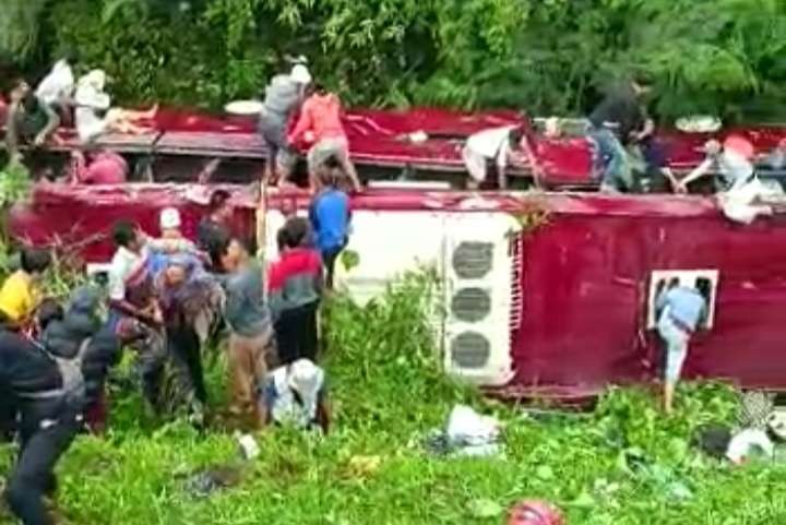 Bus pengangkut rombongan majelis taklim asal Serpong, Tangerang, terjun ke jurang kawasan wisata Guci Tegal, Jawa Tengah. (Foto: Medsos)