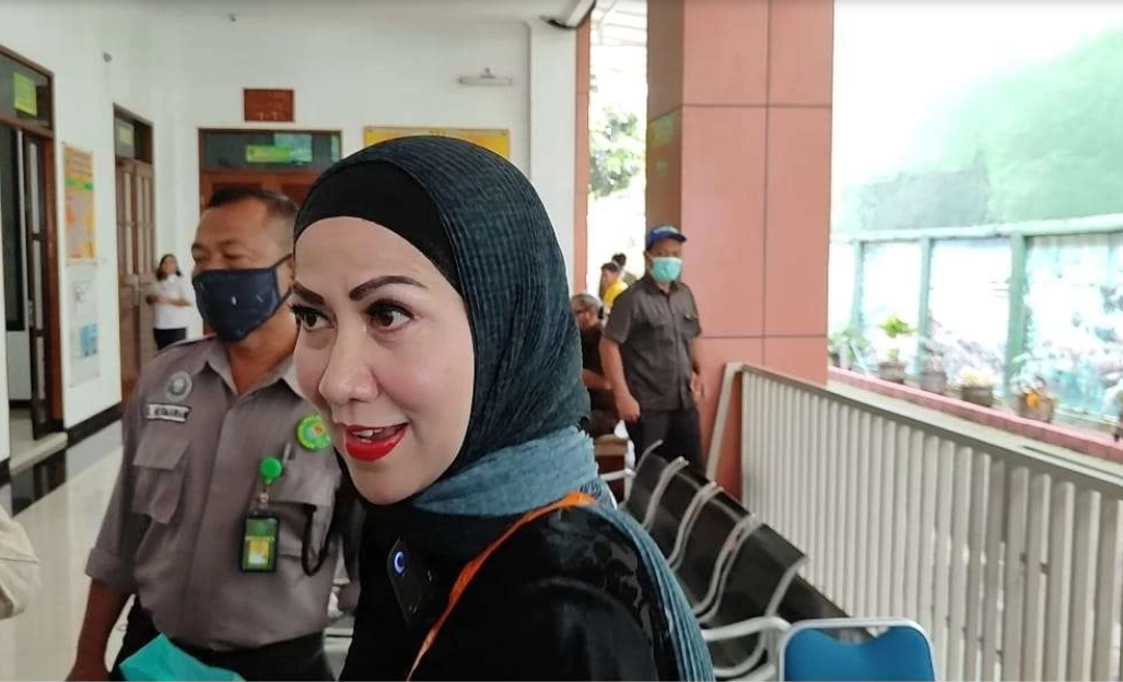 Venna Melinda menghadiri panggilan PN Kediri di sidang kasus KDRT Ferry Irawan, Senin 3 April 2023. (Foto: Fendhy Lesmana/Ngopibareng.id)