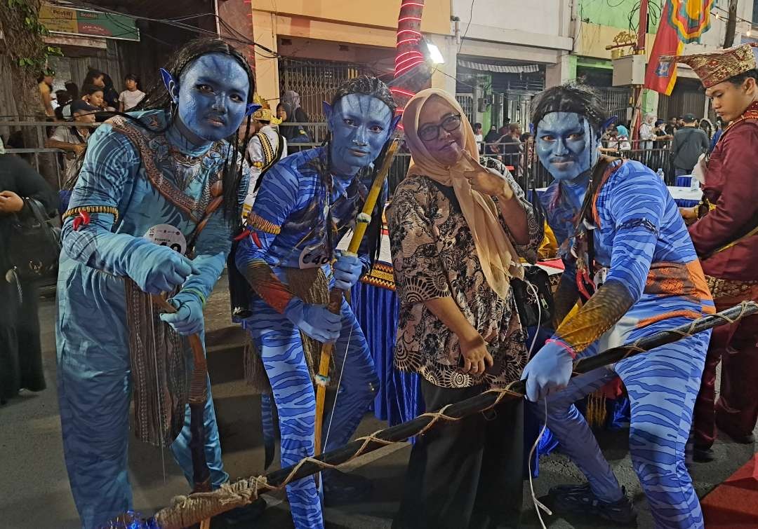 Kostum Avatar laut yang digunakan Bapeda Litbang Kota Surabaya dalam Festival Rujak Uleg. (Foto: Pita Sari/Ngopibareng.id)