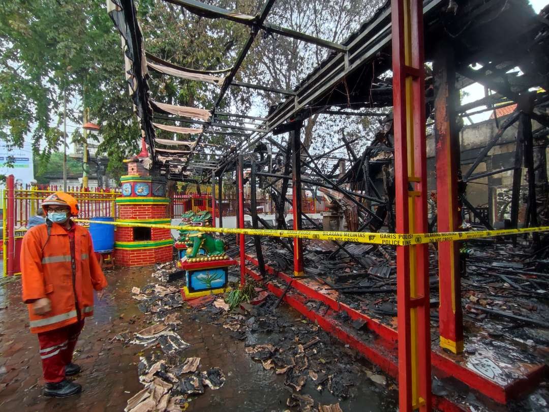 Garis polisi dipasang di Klenteng Hiap Thian Kiong di Desa Seduri, Kecamatan Mojosari, Kabupaten Mojokerto, Jawa Timur. (Foto: Deni Lukmantara/Ngopibareng.id)