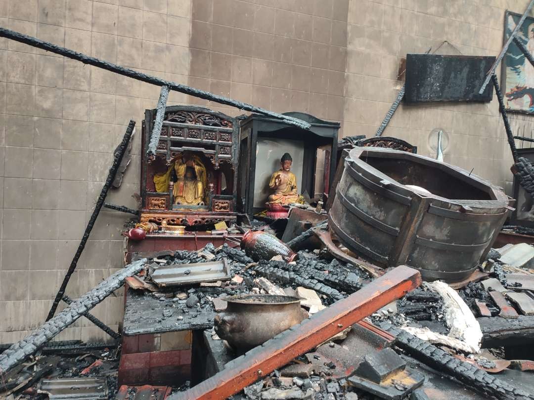 Tempat sembahyang hangus terbakar. (Foto: Deni Lukmantara/Ngopibareng.id)