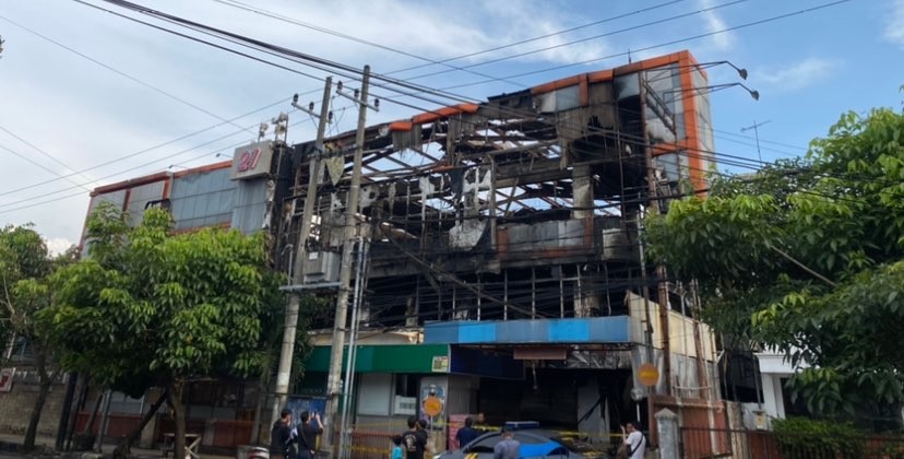 Kondisi Gedung Malang Plaza pasca kebakaran, Selasa 2 Mei 2023. (Foto: Lalu Theo/Ngopibareng.id)