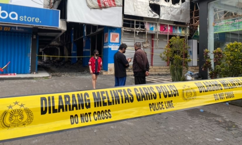 Gedung Malang Plaza kebakaran. Diduga ada unsur kelalaian. (Foto: Lalu Theo/Ngopibareng.id)