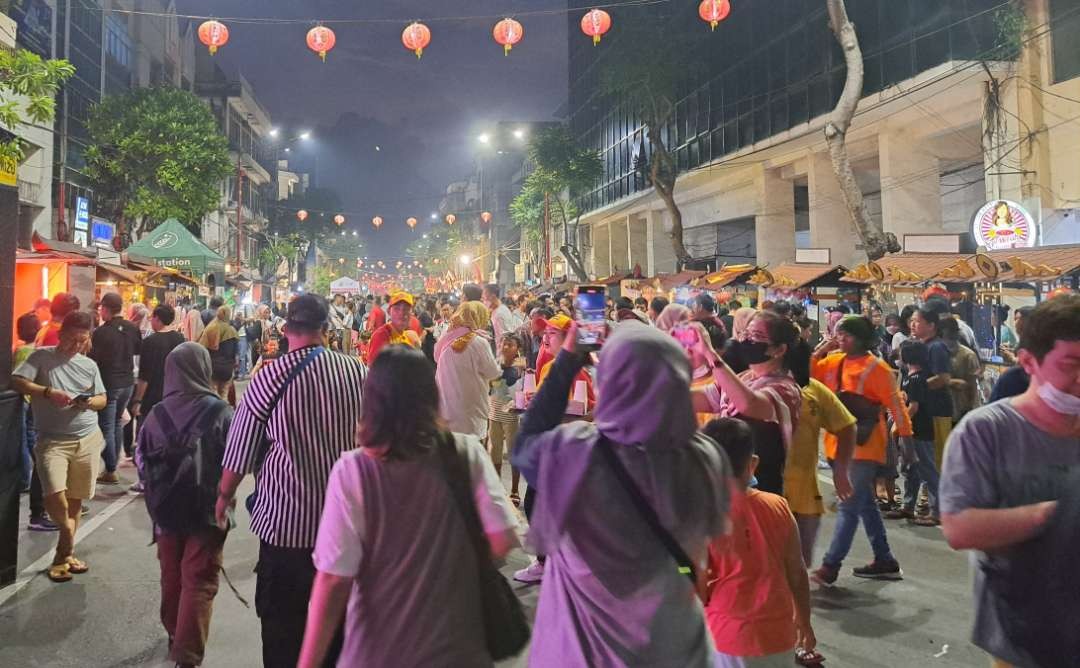 Susana Festival Rujak Uleg diserbu warga, tapi ada yang mengeluh tak bisa masuk venue. (Foto: Pita Sari/Ngopibareng.id)