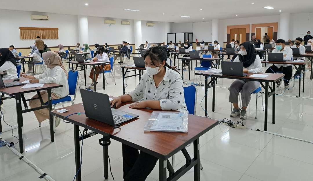 Suasana sebelum pelaksanaan UTBK di Unair Surabaya. (Foto: Pita Sari/Ngopibareng.id)