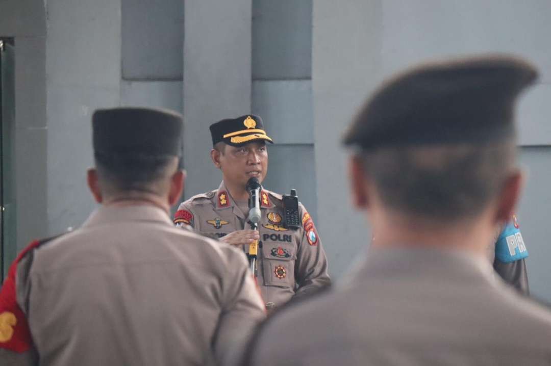 Puluhan personel dari Polres Bojonegoro diperbantukan pengamanan untuk Pilkada serentak di Kabupaten Bangkalan. Pemberangkatan dipimpin Kapolres Bojonegoro AKBP Rogib Trianto pada Senin 8 Mei 2023. (Foto: dok. Polres Bojonegoro)