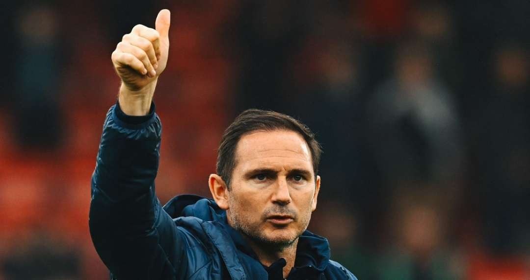 Frank Lampard memberikan pembelaan terhadap Raheem Sterling dan Hakim Ziyech yang diejek fans Chelsea saat mereka menang 2-0 atas Bournemouth, Sabtu 6 Mei 2023. (Foto: Twitter/@ChelseaFC)