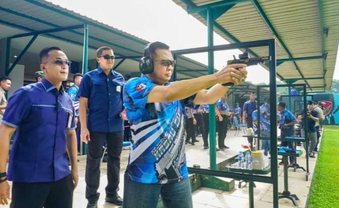 Ketua MPR Bambang Soesatyo sedang membidik sasaran di lapangan tembak, menantang koboi jalanan bertarung secara kesatria (Foto: Koleksi pribadi)