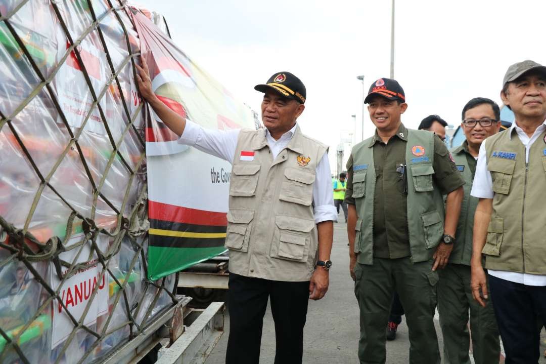 Menko PMK Muhadjir mewakili Presiden Jokowi mengirim bantuan kemanusiaan untuk Vanuatu di Terminal Kargo Bandara Soekarno Hatta, Senin 8 Mei 2023. (Foto: istimewa)