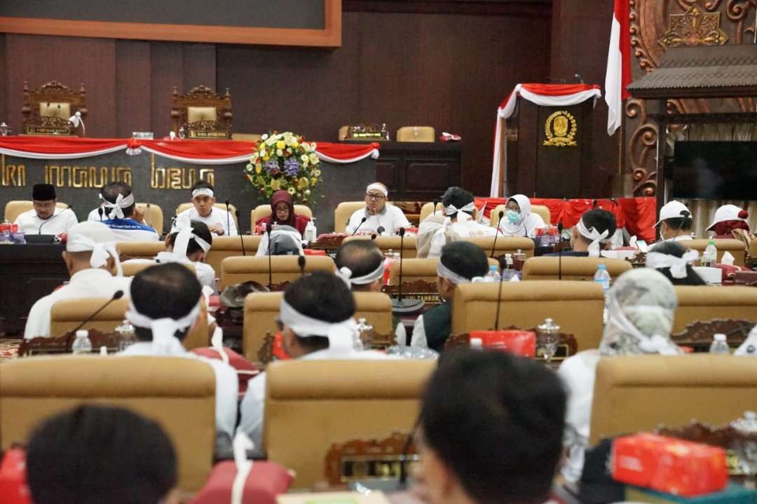 Ratusan nakes dari berbagai organisasi profesi saat menyuarakan aspirasi di Gedung DPRD Jatim, Surabaya, Senin 8 Mei 2023. (Foto: Ist)