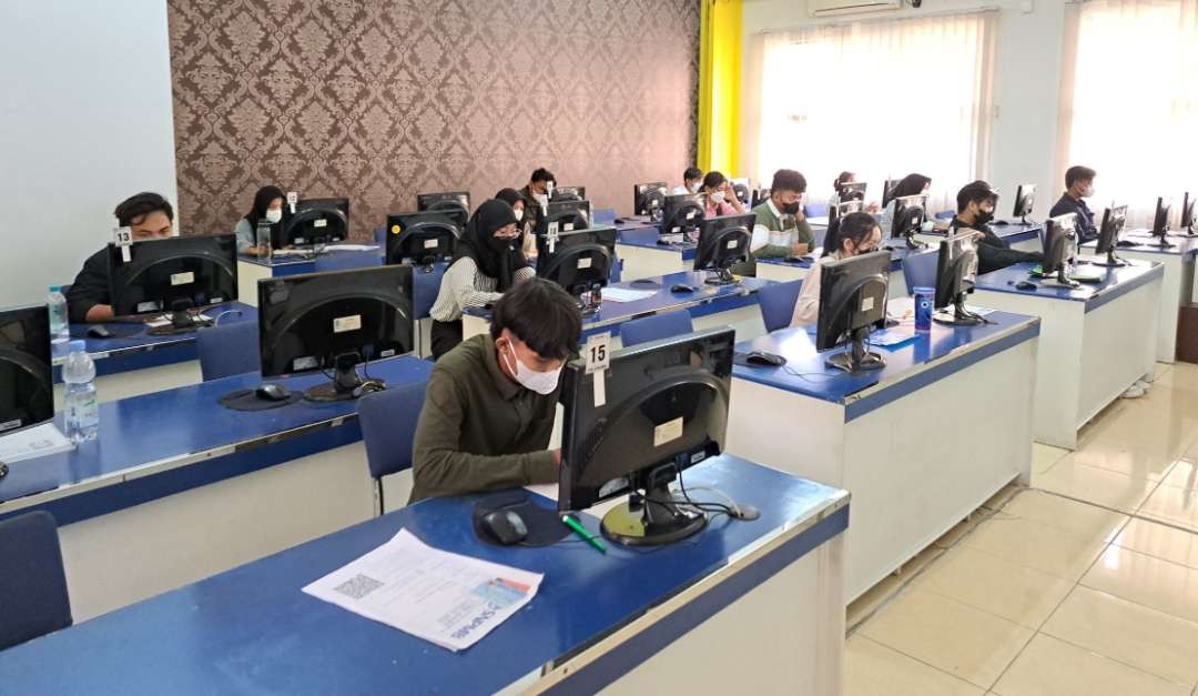 Suasana sebelum pelaksanaan UTBK di ITS Surabaya. (Foto: Pita Sari/Ngopibareng.id)