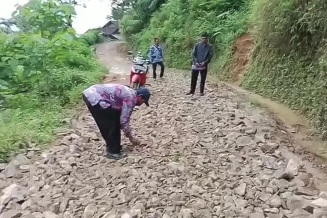 Wakil Bupati Ponorogo Lisdyarita meninjau langsung jalan rusak di Desa Baosan Kidul Kecamatan Ngrayun, Senin 8 Mei 2023. (Foto: Kominfo Ponorogo)